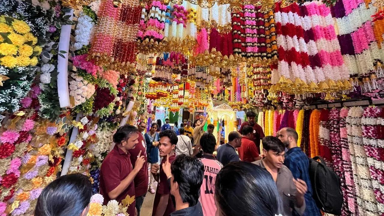 બાપ્પાના આગમન પહેલાં દાદર માર્કેટમાં લોકોની ભીડ