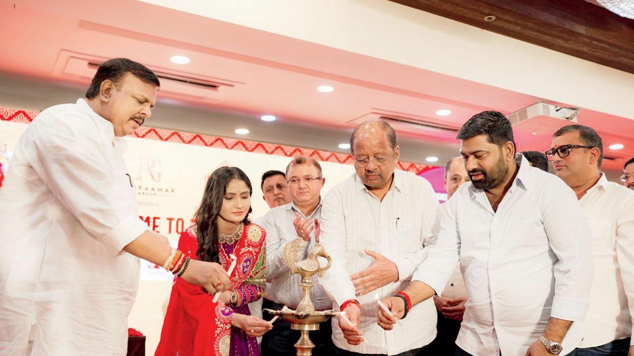 ગઈ કાલે નવરાત્રિ ઉત્સવના આયોજનની જાહેરાતના પ્રસંગે દીપપ્રાગટ્ય કરતાં સંજય ઉપાધ્યાય, ગીતા રબારી, ગોપાલ શેટ્ટી, આયોજક સંતોષ સિંહ, સુરભિ ગ્રુપના મિતેશ મહેતા અને રુદ્રામાર ગ્રુપના સંતોષ કાલે.