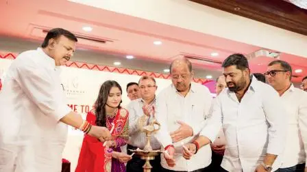 ગઈ કાલે નવરાત્રિ ઉત્સવના આયોજનની જાહેરાતના પ્રસંગે દીપપ્રાગટ્ય કરતાં સંજય ઉપાધ્યાય, ગીતા રબારી, ગોપાલ શેટ્ટી, આયોજક સંતોષ સિંહ, સુરભિ ગ્રુપના મિતેશ મહેતા અને રુદ્રામાર ગ્રુપના સંતોષ કાલે.