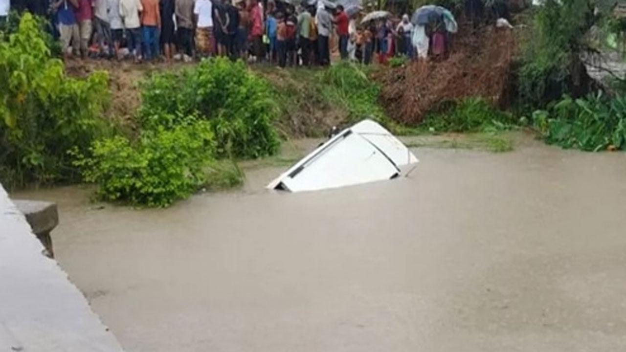 કાર નહેરમાં ખાબકી ગઈ હતી