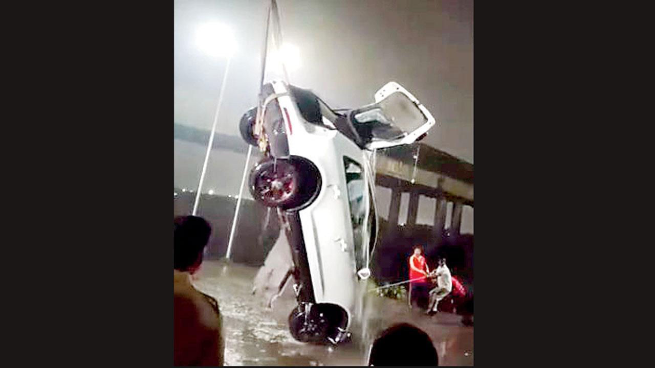 થોડા દિવસ પહેલાં ખાડીમાં પડેલી ગાડી.