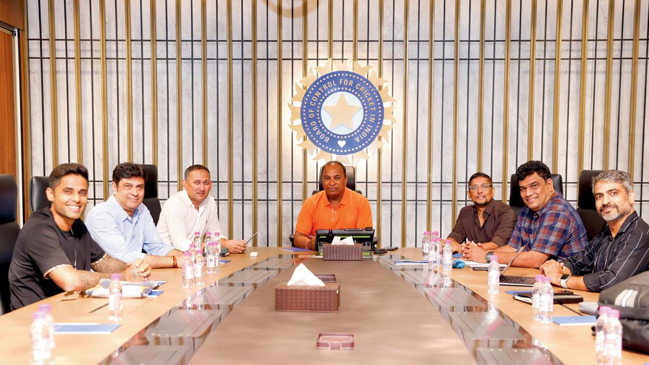 ચીફ સિલેક્ટર અજિત આગરકરની ટીમ સાથે ક્રિકેટ બોર્ડના સચિવ દેવજિત સૈકિયા અને ટીમ ઇન્ડિયાના T20 કૅપ્ટન સૂર્યકુમાર યાદવે પ્લેયર્સને સિલેક્ટ કરવા માટે કરી હતી મીટિંગ.