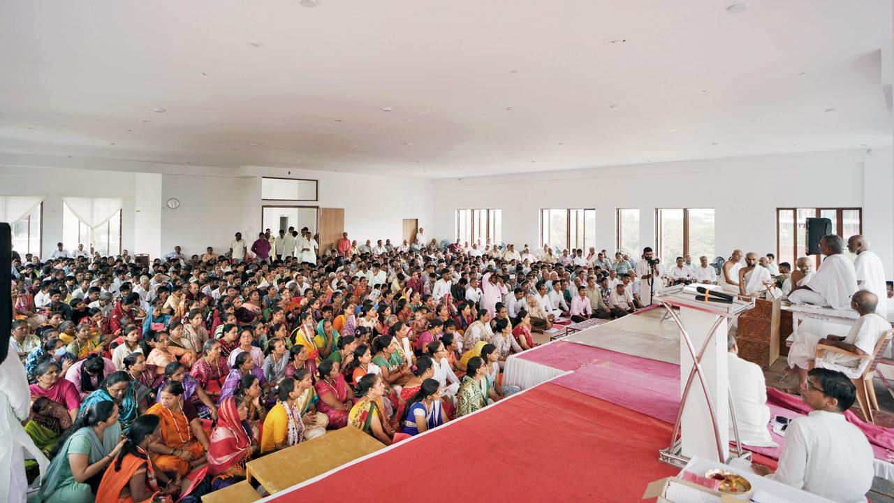 એક જ જૈન દાતા દ્વારા કરાયેલા આ સન્માન-કાર્યક્રમમાં વિરારથી ચર્ચગેટ અને ફોર્ટથી કલ્યાણ સુધીનાં તેમ જ હાઇવે પર આવેલાં જૈન તીર્થોના સર્વે સ્ટાફનું સર્ટિફિકેટ તથા રોકડ રકમ દ્વારા અનોખું બહુમાન કરવાનું આયોજન છે