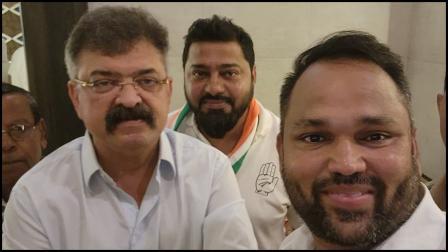 જીતેન્દ્ર આવ્હાડ સાથે NCP-SPના કાર્યકરે તસવીર શૅર કરી (તસવીર: FB)