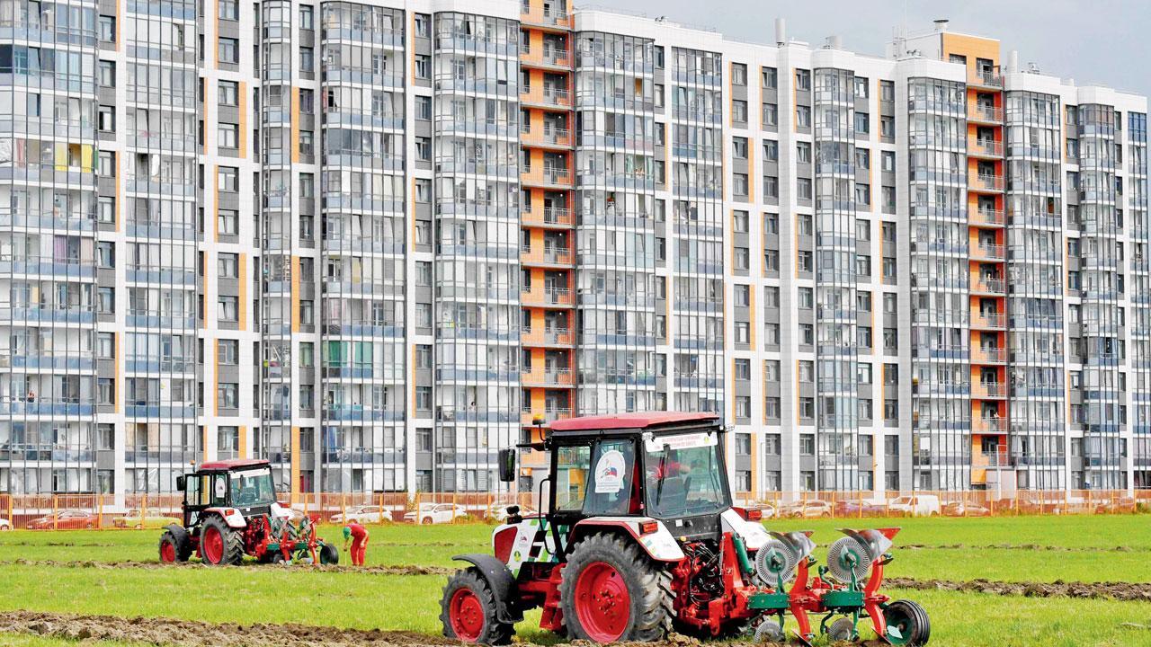 ખેતર ખેડાઈ રહ્યું છે