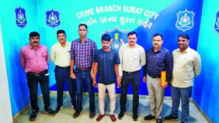 માસીના દીકરાની બેરહેમીપૂર્વક બ્લેડ વડે ગળું કાપીને હત્યા કરનાર આરોપી વિકાસ સહાને સુરત ક્રાઇમ બ્રાન્ચે ઝડપી લીધો હતો.