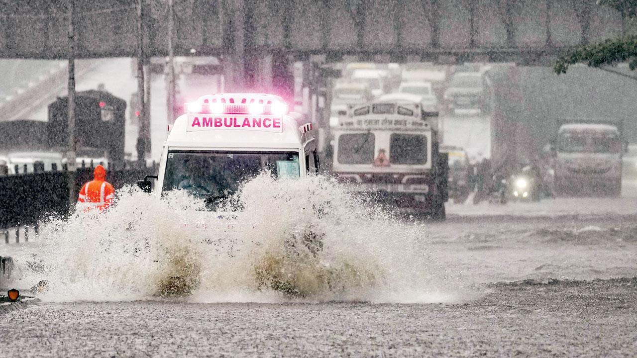 કુર્લામાં જળબંબાકાર રસ્તા પરથી પસાર થતી ઍમ્બ્યુલન્સ