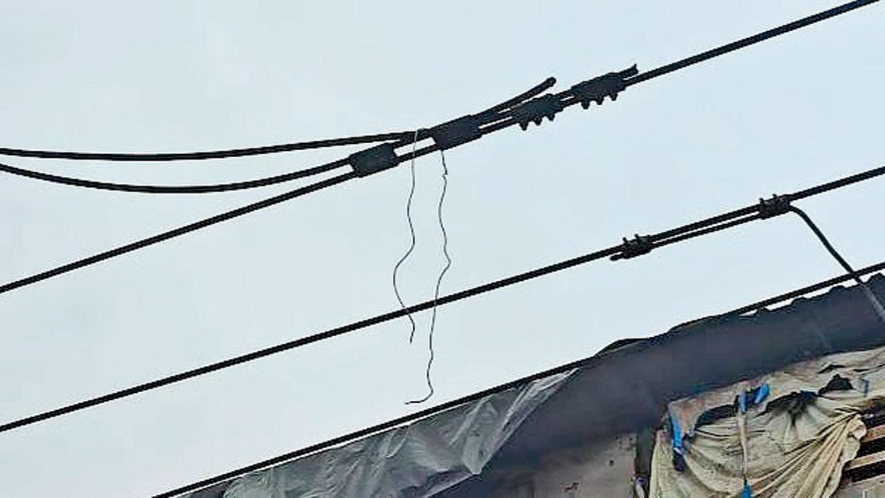 હાર્બર લાઇનમાં ઓવરહેડ વાયરમાં કશુંક ફસાઈ જવાને કારણે ટ્રેનો અટવાઈ ગઈ હતી.