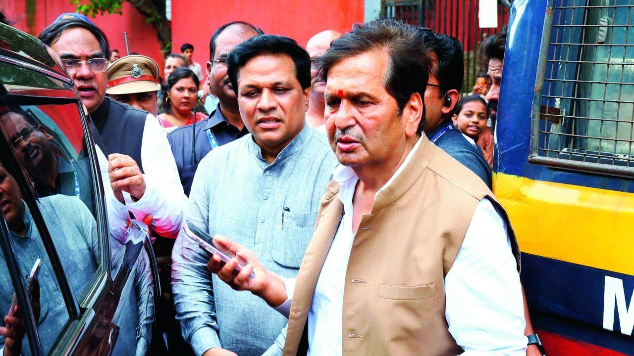 ગઈ કાલે માલવણીની સ્કૂલની બહાર મંગલ પ્રભાત લોઢા. તસવીર : ધીરેન ભોઈકર