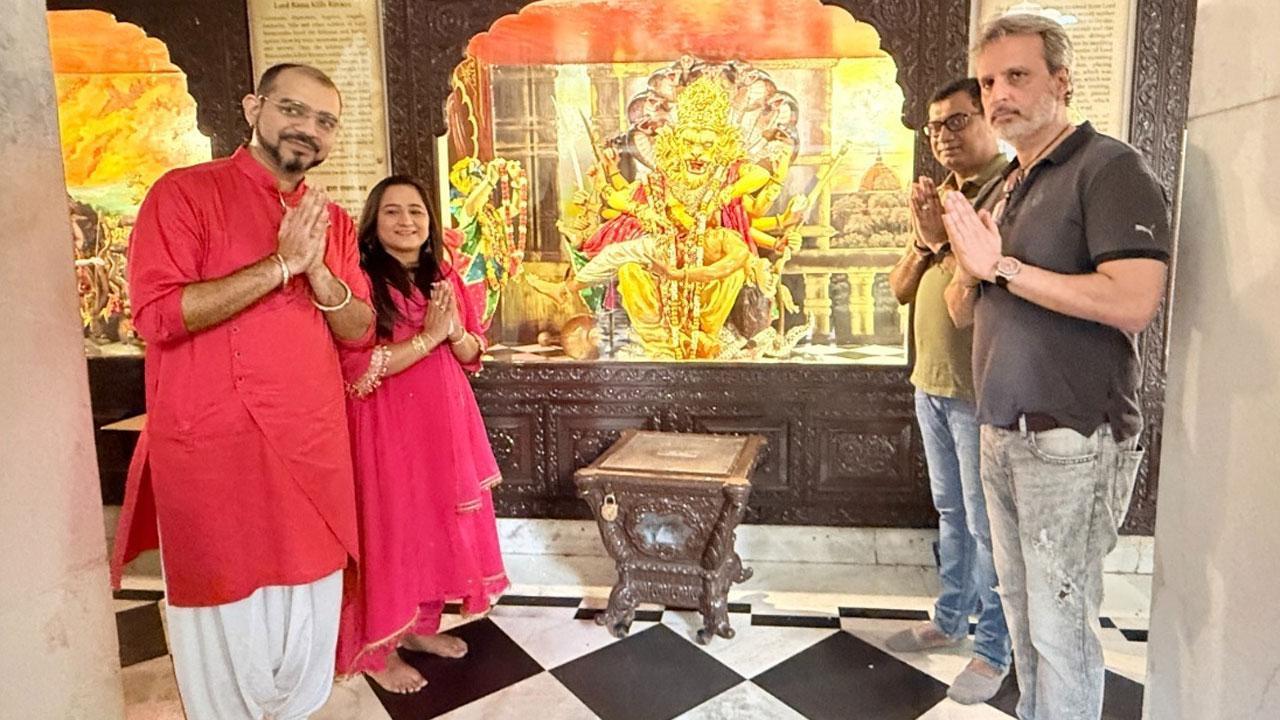 ફિલ્મ નિર્માતાઓ પહોંચ્યા મંદિરમાં