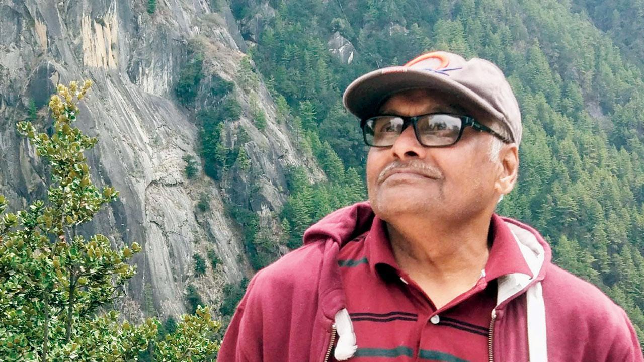 પર્વત પર કુદરતી સૌંદર્યને માણી રહેલા મુલુંડના મહેન્દ્ર સાવલા.