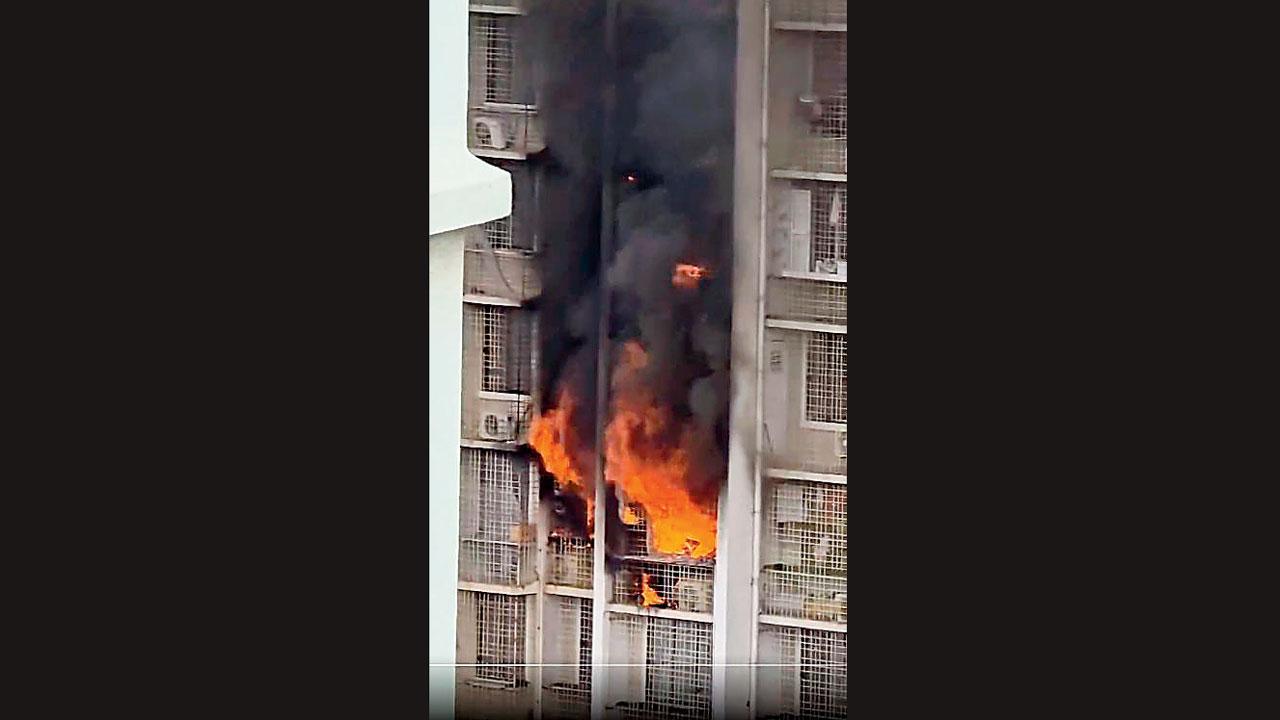 મલાડ-ઈસ્ટના હાઇરાઇઝ ​બિલ્ડિંગમાં ૧૧-૧૨મા માળે લાગી આગ