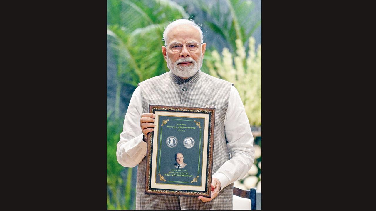 ભારતની હરિયાળી ક્રાન્તિના જનક કૃષિવિજ્ઞાની એમ. એસ. સ્વામીનાથનની જન્મશતાબ્દીના અવસરે ભારત સરકારે તેમના માનમાં સિક્કો અને સ્ટૅમ્પ બહાર પાડ્યાં હતાં, જેનું ગઈ કાલે વડા પ્રધાન નરેન્દ્ર મોદીએ અનાવરણ કર્યું હતું.