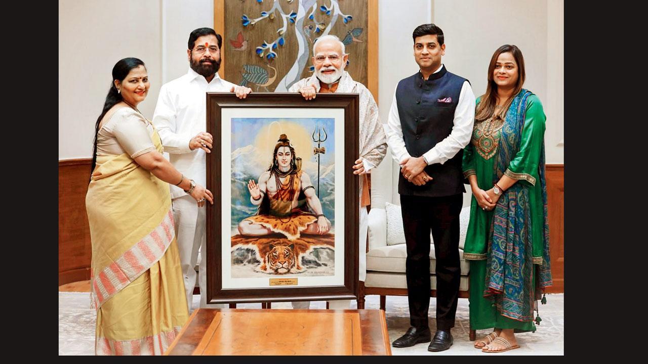 ગઈ કાલે દિલ્હીમાં નરેન્દ્ર મોદીને શ્રાવણ માસ નિમિત્તે ભગવાન શંકરની ફોટોફ્રેમ ભેટ આપતા એકનાથ શિંદે અને તેમના પરિવારજનો.