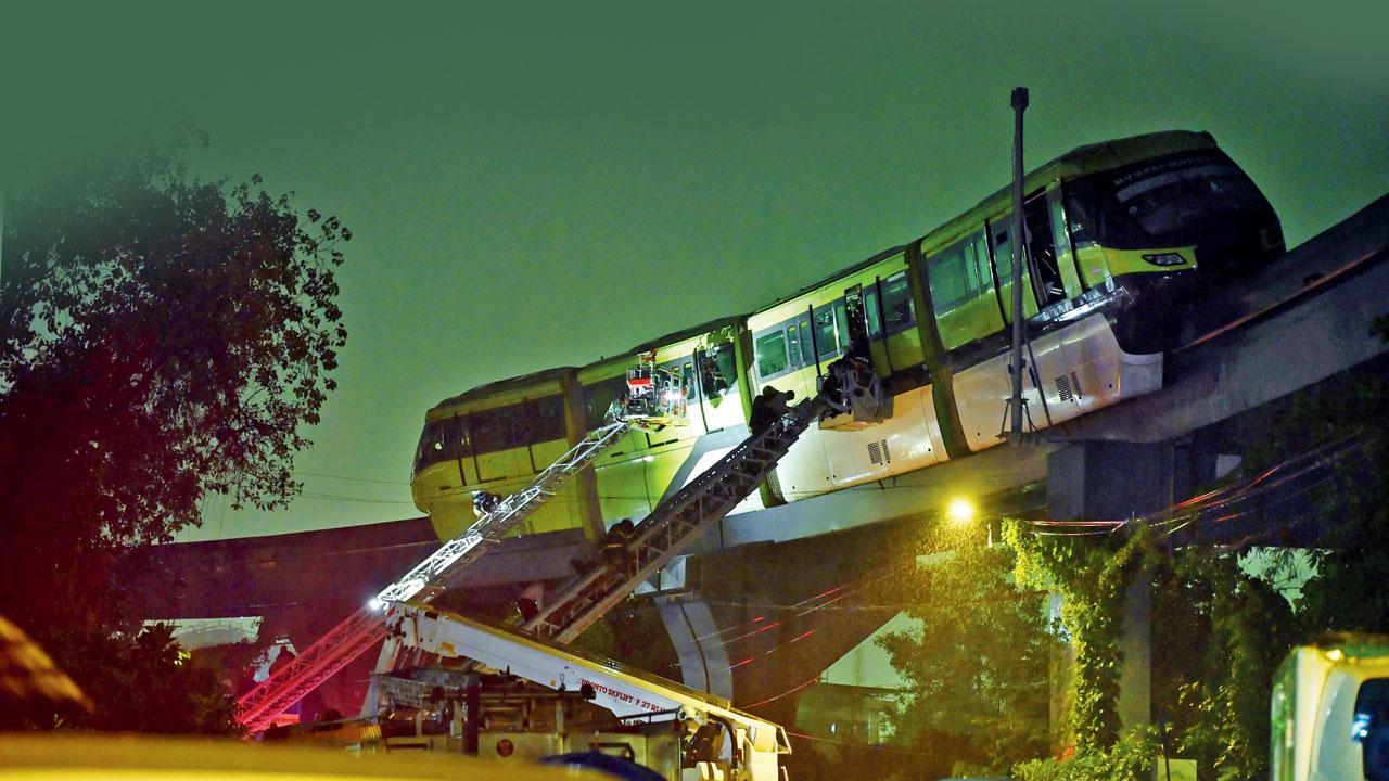 ગઈ કાલે વડાલામાં ભક્તિ પાર્ક અને મૈસૂર કૉલોની વચ્ચે અટવાઈ ગયેલી મોનોરેલ. તસવીરઃ કીર્તિ સુર્વે પરાડે