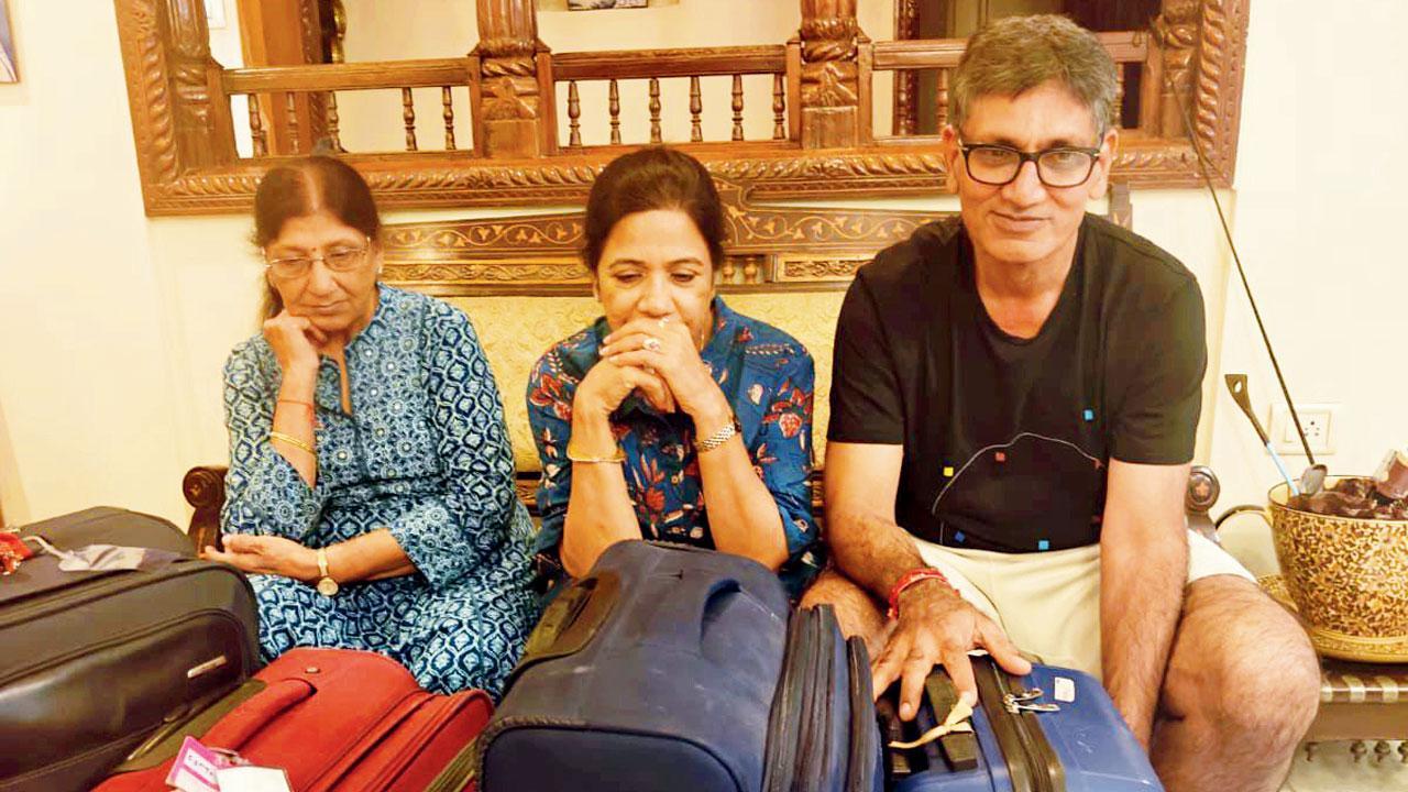 ટ્રેન ચૂકી જતાં હેરાન અને નિરાશ થઈ ગયેલો મુલુંડનો પરિવાર.