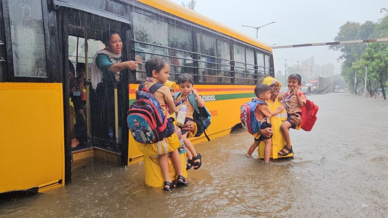 માટુંગા પોલીસ સ્ટેશન નજીક, ડોન બોસ્કો સ્કૂલ બસ ભારે પાણી ભરાઈ જવાથી ફસાઈ ગઈ હતી