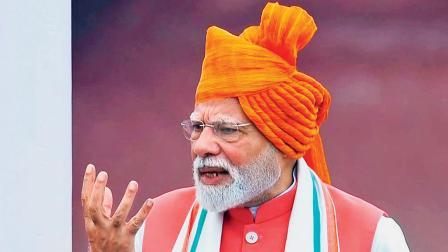 લાલ કિલ્લા પરથી ભાષણ આપી રહેલા વડાપ્રધાન નરેન્દ્ર મોદી