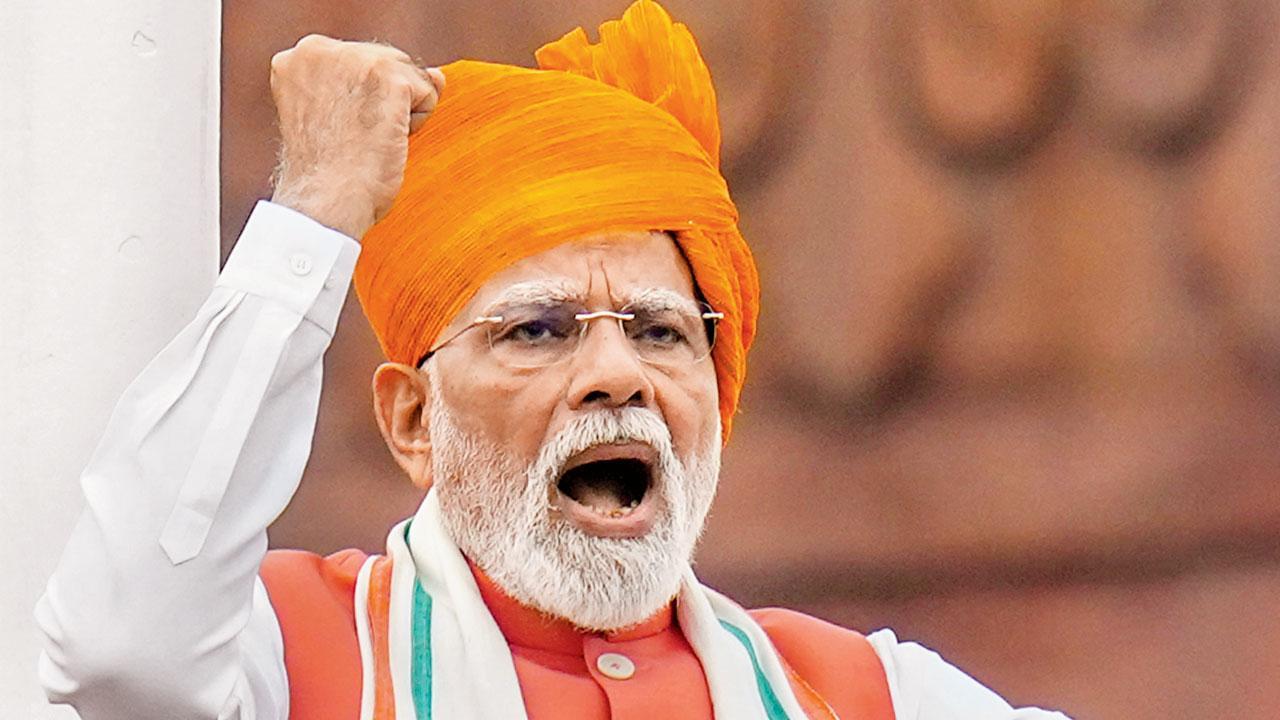 લાલ કિલ્લા પરથી ભાષણ આપી રહેલા વડાપ્રધાન નરેન્દ્ર મોદી