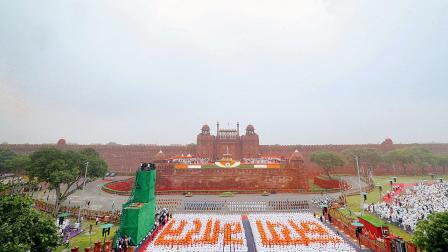 ઑપરેશન સિંદૂરના ધ્વજ અને પુષ્પવર્ષાથી નવા ભારતને ૭૯મા સ્વતંત્રતા દિવસની શુભેચ્છાઓ : લાલ કિલ્લા પર ૭૯મા  સ્વતંત્રતાદિનની રાષ્ટ્રીય ઉજવણીમાં ઑપરેશન સિંદૂર અને ભારતના સામર્થ્યની થીમને વિશેષ મહત્ત્વ અપાયું હતું. ઑપરેશન સિંદૂરના ધ્વજ સાથેના હેલિકૉપ્ટરથી લાલ કિલ્લા પરિસરમાં પુષ્પવર્ષા કરવામાં આવી હતી.