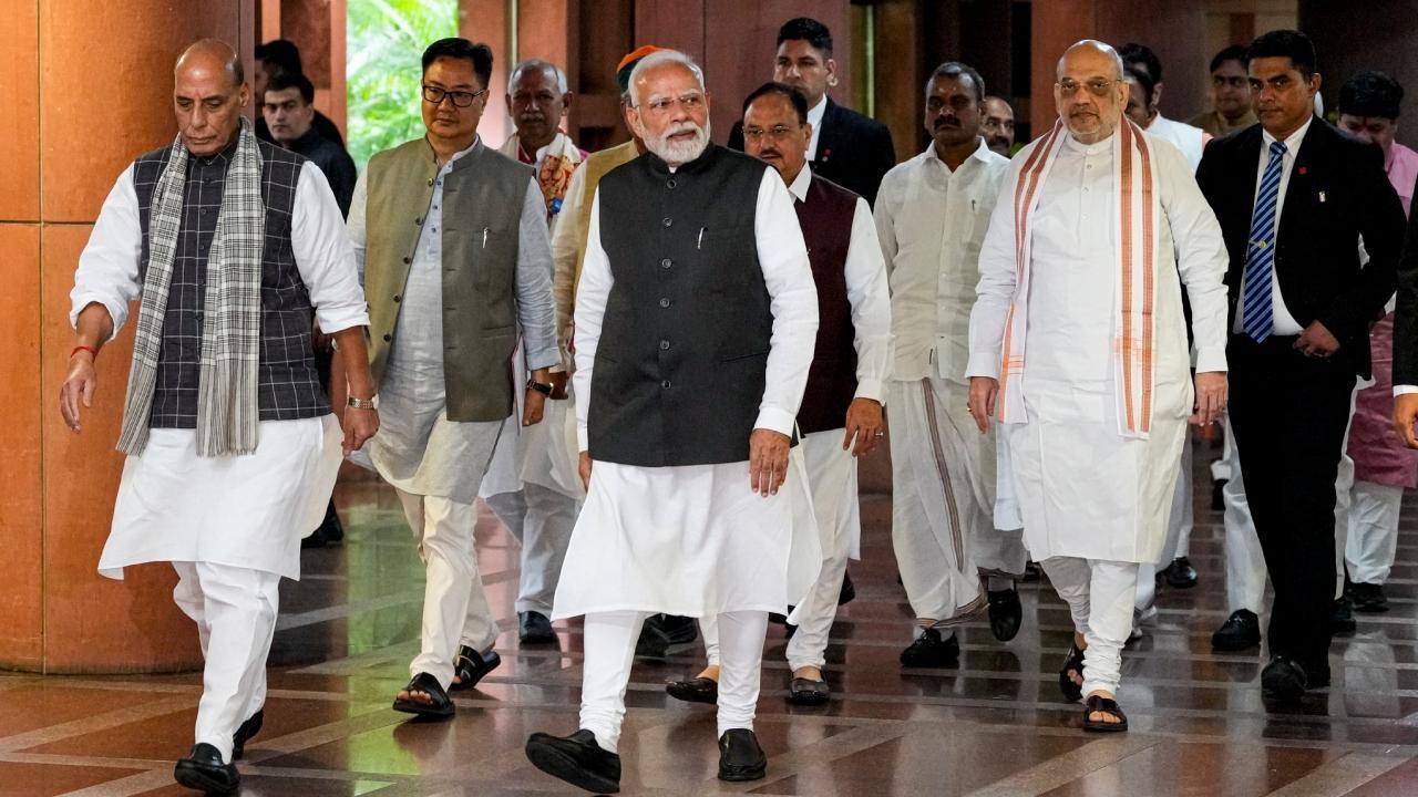 નવી દિલ્હીમાં રાષ્ટ્રીય લોકશાહી જોડાણ (એનડીએ) સંસદીય પક્ષની બેઠકમાં હાજરી આપ્યા પછી, સંરક્ષણ પ્રધાન રાજનાથ સિંહ, કેન્દ્રીય ગૃહ પ્રધાન અમિત શાહ અને અન્ય લોકો સાથે વડા પ્રધાન નરેન્દ્ર મોદી રવાના થયા હતા (તસવીર સૌજન્યઃ પીટીઆઇ)