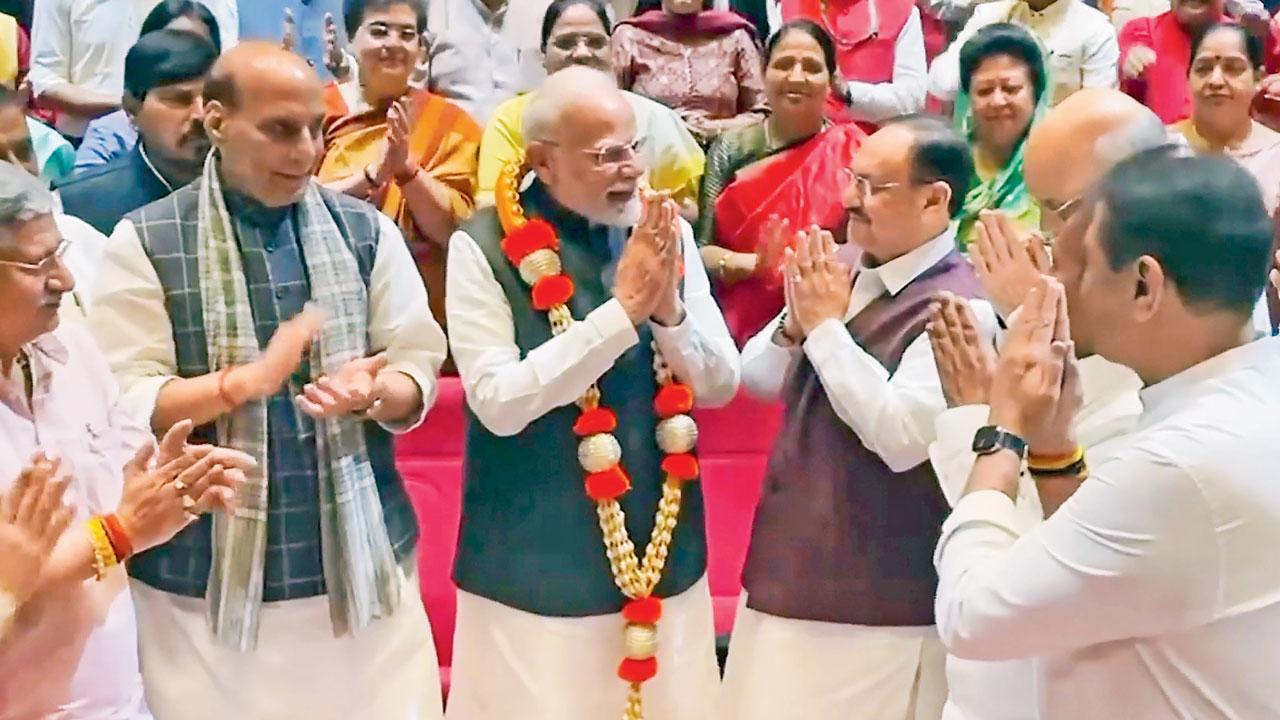 ગઈ કાલે NDA પાર્લમેન્ટરી પાર્ટીની બેઠકમાં નરેન્દ્ર મોદીને વધાવતા સાથીઓ.