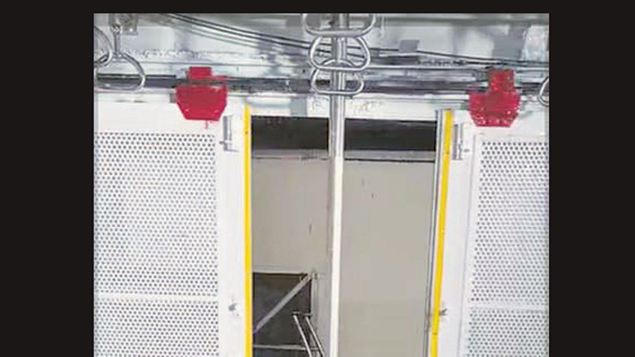 નવા કોચમાં દરવાજા જાળીવાળા હોવાથી એમાંથી હવાની અવરજવર થતી રહેશે જેથી ગૂંગળામણ નહીં થાય