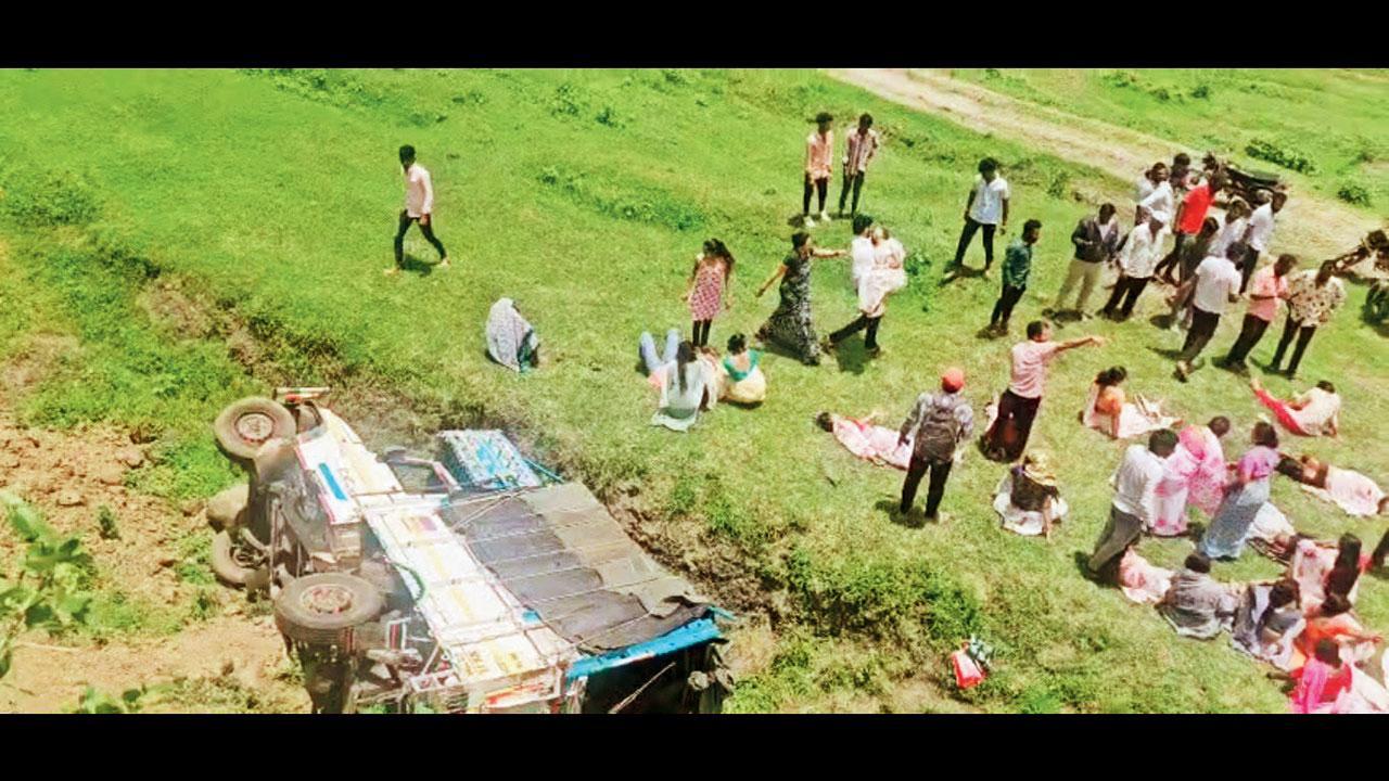 જીપ ૪-૫ પલટી ખાઈને પટકાતાં મહિલાઓ ગંભીર રીતે ઘવાઈ  હતી. 