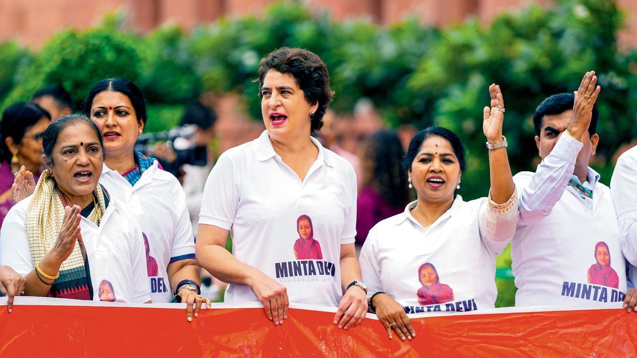 કૉન્ગ્રેસનાં સંસદસભ્ય પ્રિયંકા ગાંધી વાડ્રા સહિત વિપક્ષી ગઠબંધનના અનેક સંસદસભ્યોએ ગઈ કાલે પણ ચૂંટણીપંચનો વિરોધ ચાલુ રાખ્યો હતો