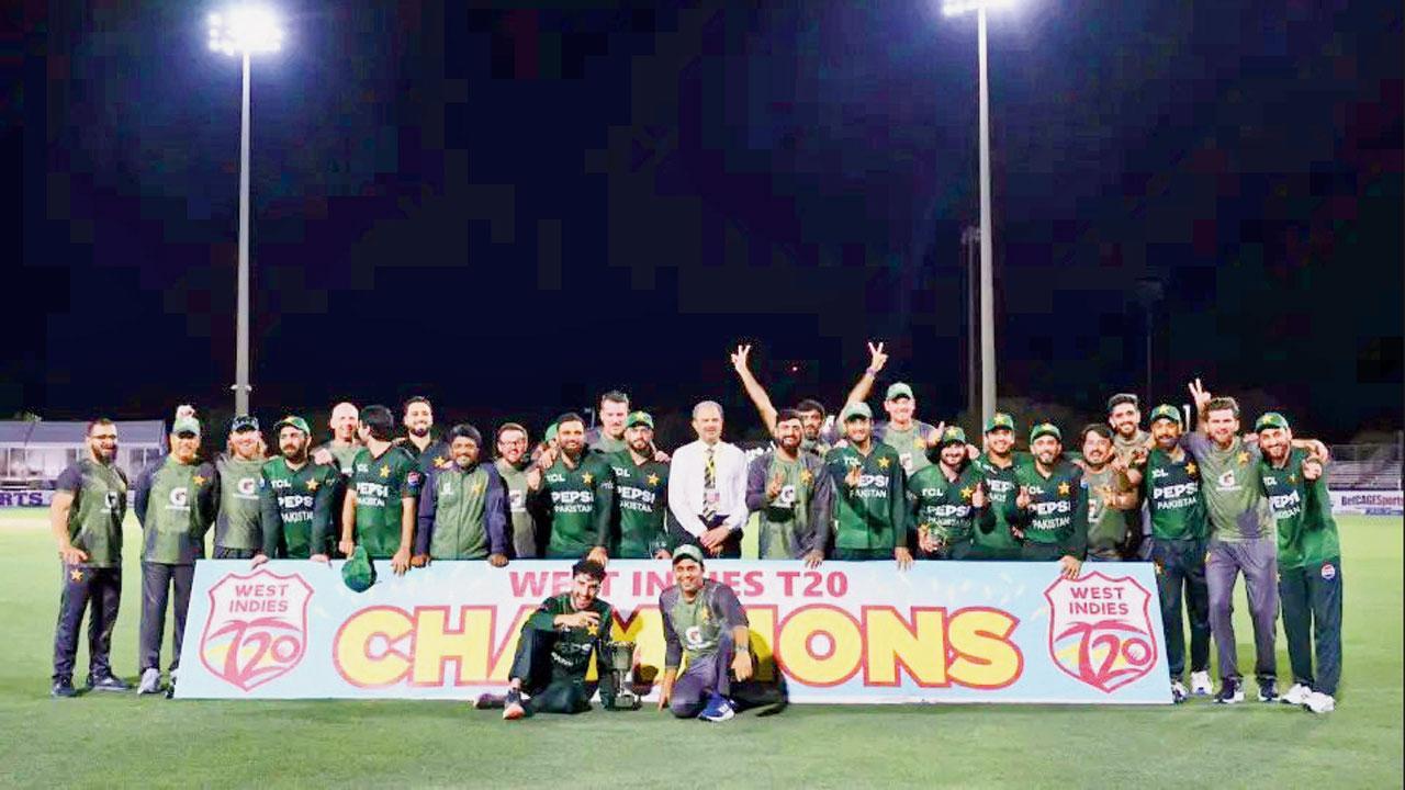 T20 સિરીઝ ૨-૧થી જીતી ગયા બાદ ટ્રોફી સાથે જીતની ઉજવણી કરતા પાકિસ્તાની પ્લેયર્સ અને સપોર્ટ સ્ટાફ.