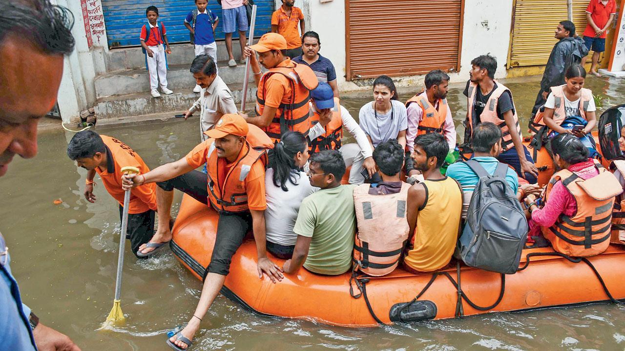 પ્રયાગરાજમાં ઠેર-ઠેર પાણી ભરાઈ જતાં ફસાયેલા લોકોને સુરક્ષિત જગ્યાએ પહોંચાડવા માટે તંત્રએ બચાવકામગીરી હાથ ધરી હતી.