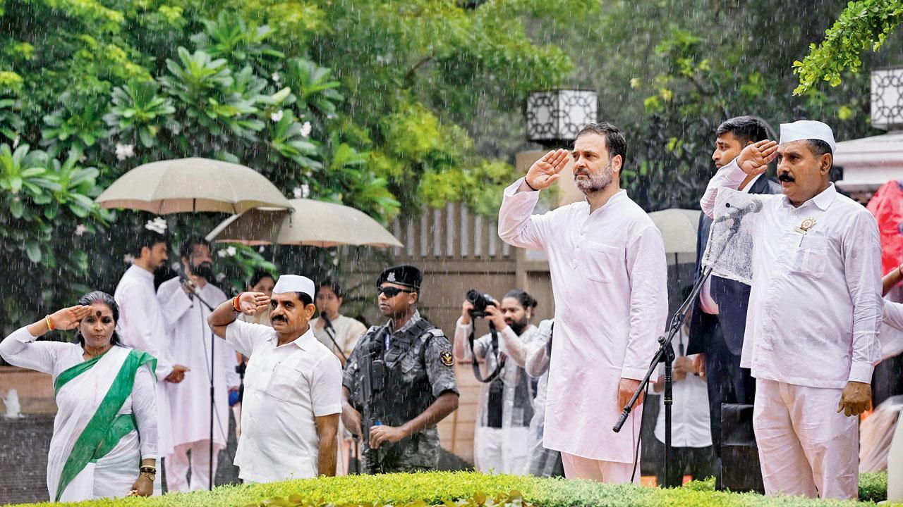 રાહુલ વરસાદ પડતો હોવા છતાં છત્રી વગર જોવા મળ્યા હતા