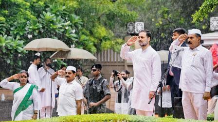 રાહુલ વરસાદ પડતો હોવા છતાં છત્રી વગર જોવા મળ્યા હતા