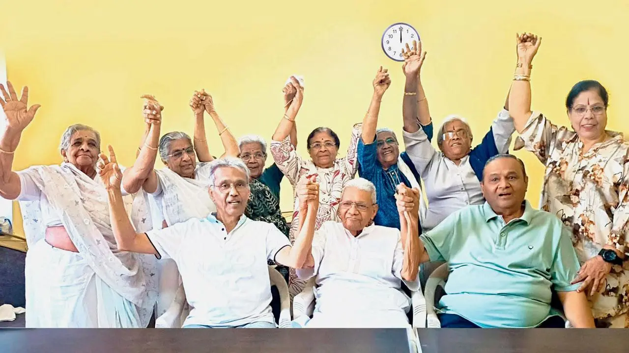 રક્ષાબંધનની ઉજવણી કરી રહેલ પરિવાર
