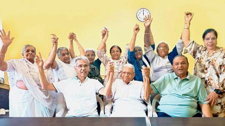 રક્ષાબંધનની ઉજવણી કરી રહેલ પરિવાર