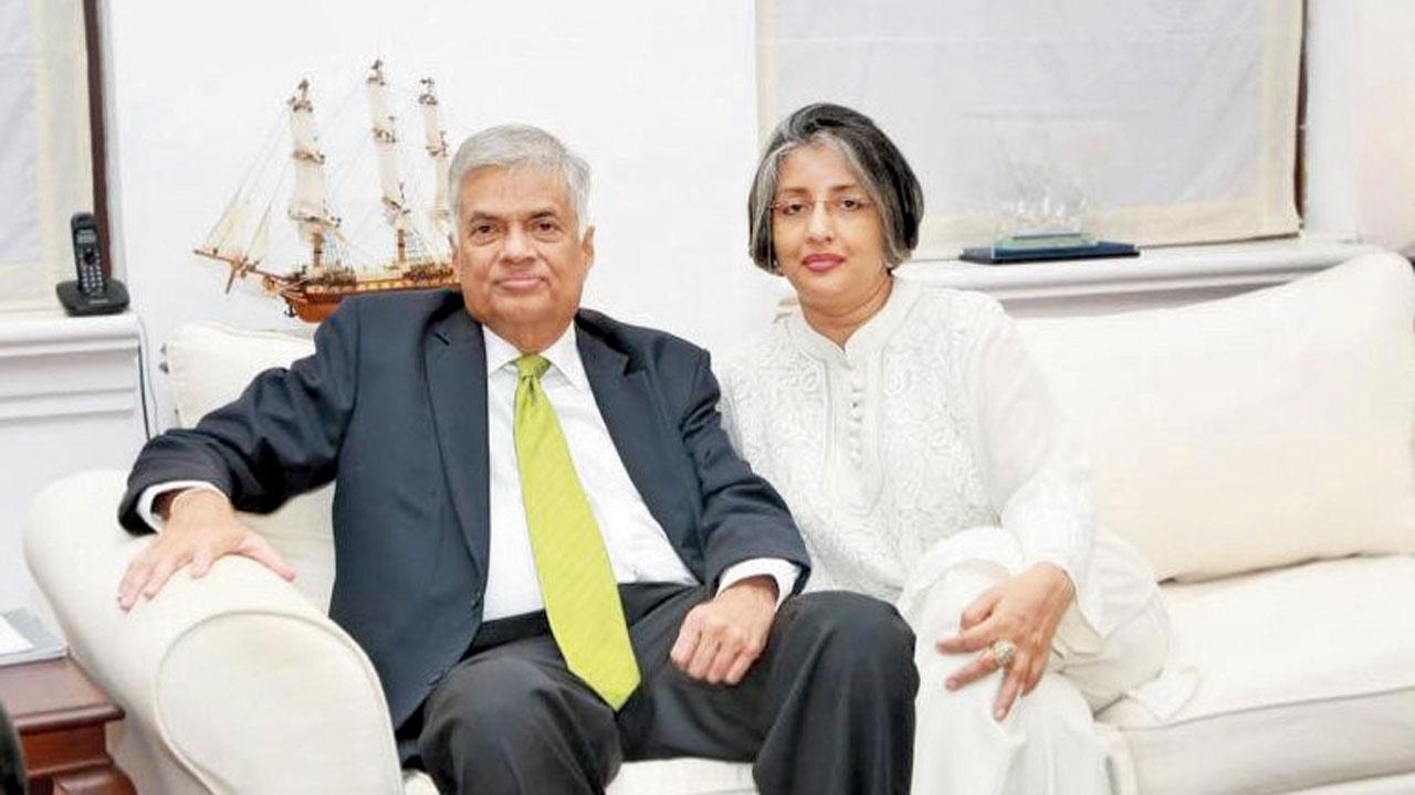 શ્રીલંકાના ભૂતપૂર્વ પ્રેસિડન્ટ રાનિલ વિક્રમસિંઘ પત્ની સાથે