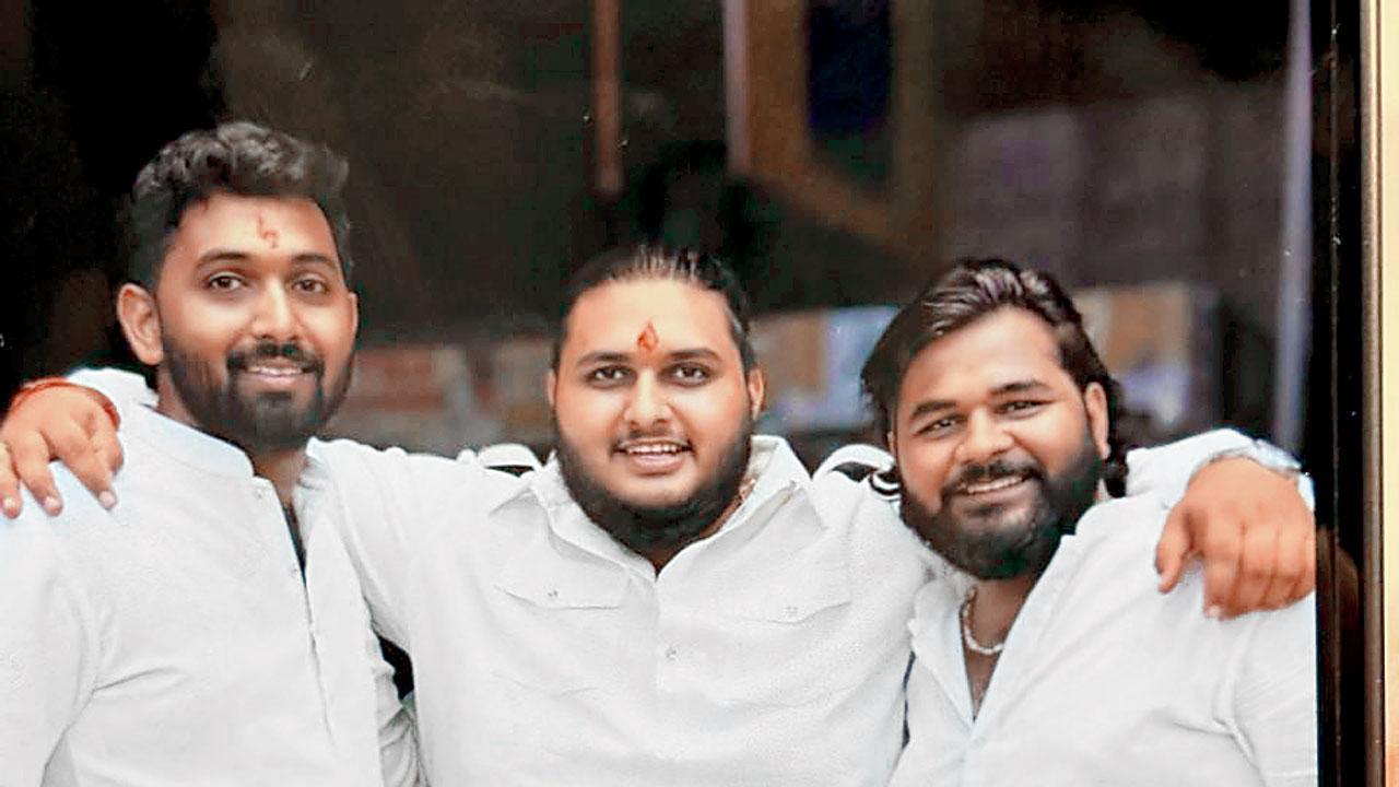 (ડાબેથી) આરોપીઓ સૌરભ સેઠી, મોહિત શર્મા અને સંદીપકુમાર નાહટા.