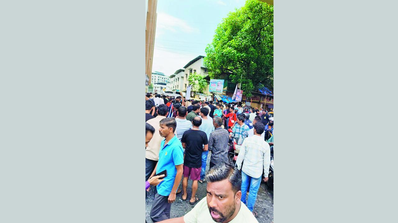 ભિવંડીમાં ટ્રાફિક જૅમનો વિરોધ કરવા રસ્તા પર ઊતરેલા સ્થાનિક રહેવાસીઓ અને ટ્રાન્સપોર્ટરો.