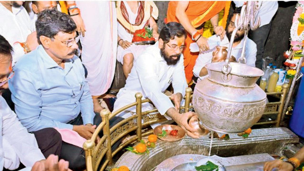 એકનાથ શિંદેએ ૧૨ જ્યોતિર્લિંગમાંના એક ભીમાશંકર મહાદેવની પૂજા કરી