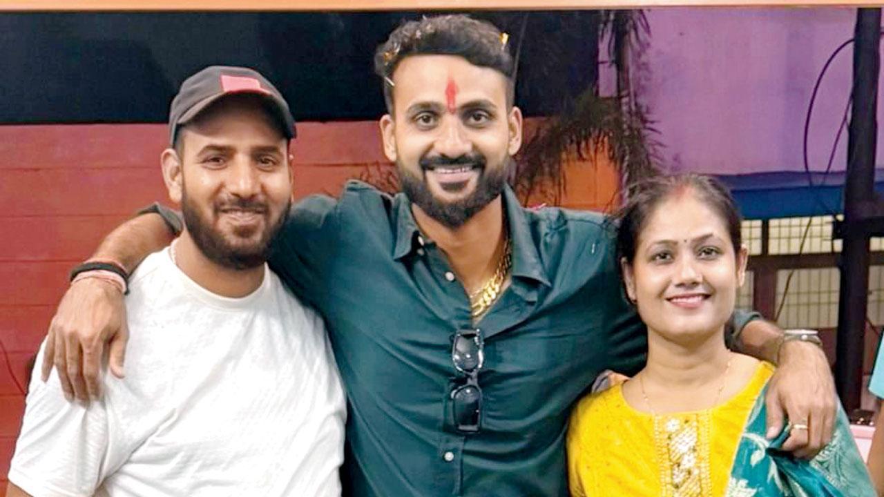 આકાશ દીપે ગઈ કાલે તેની બહેન અને જીજા સાથેનો ફોટો સોશ્યલ મીડિયા પર શૅર કર્યો હતો.