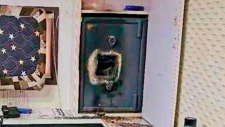 ચોરોએ ગૅસકટરનો ઉપયોગ કરીને લોખંડની તિજોરી તોડી નાખી હતી.