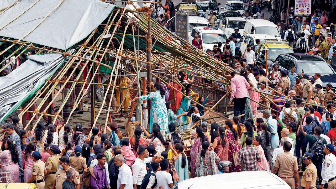 ગઈ કાલે દાદરના કબૂતરખાના પર લગાવવામાં આવેલી તાડપત્રી જીવદયાપ્રેમીઓએ ફાડી નાખી હતી. તસવીરો : સૈયદ સમીર અબેદી