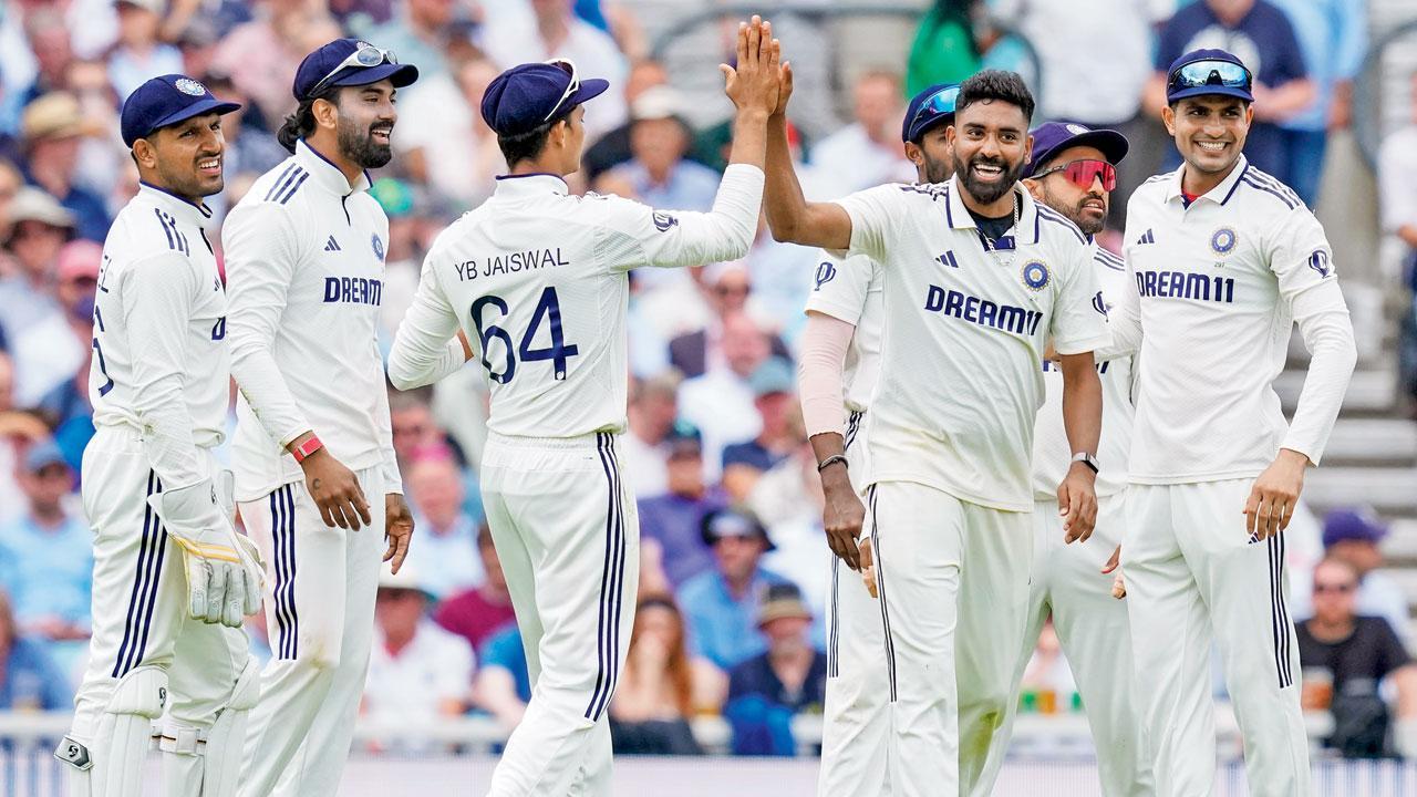 ઇંગ્લૅન્ડના પ્લેયર્સ જેકબ બેથેલની વિકેટ લીધા બાદ મોહમ્મદ સિરાજ સાથે ઉજવણી કરતો યશસ્વી જાયસવાલ અને કૅપ્ટન શુભમન ગિલ