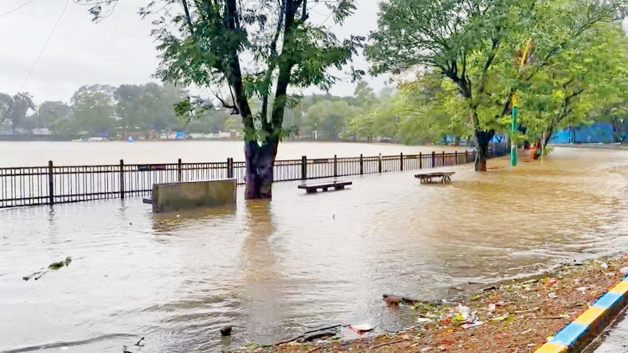 ગઈ કાલે થાણે ઉપવન તળાવનું પાણી રસ્તા પર આવી ગયું હતું.