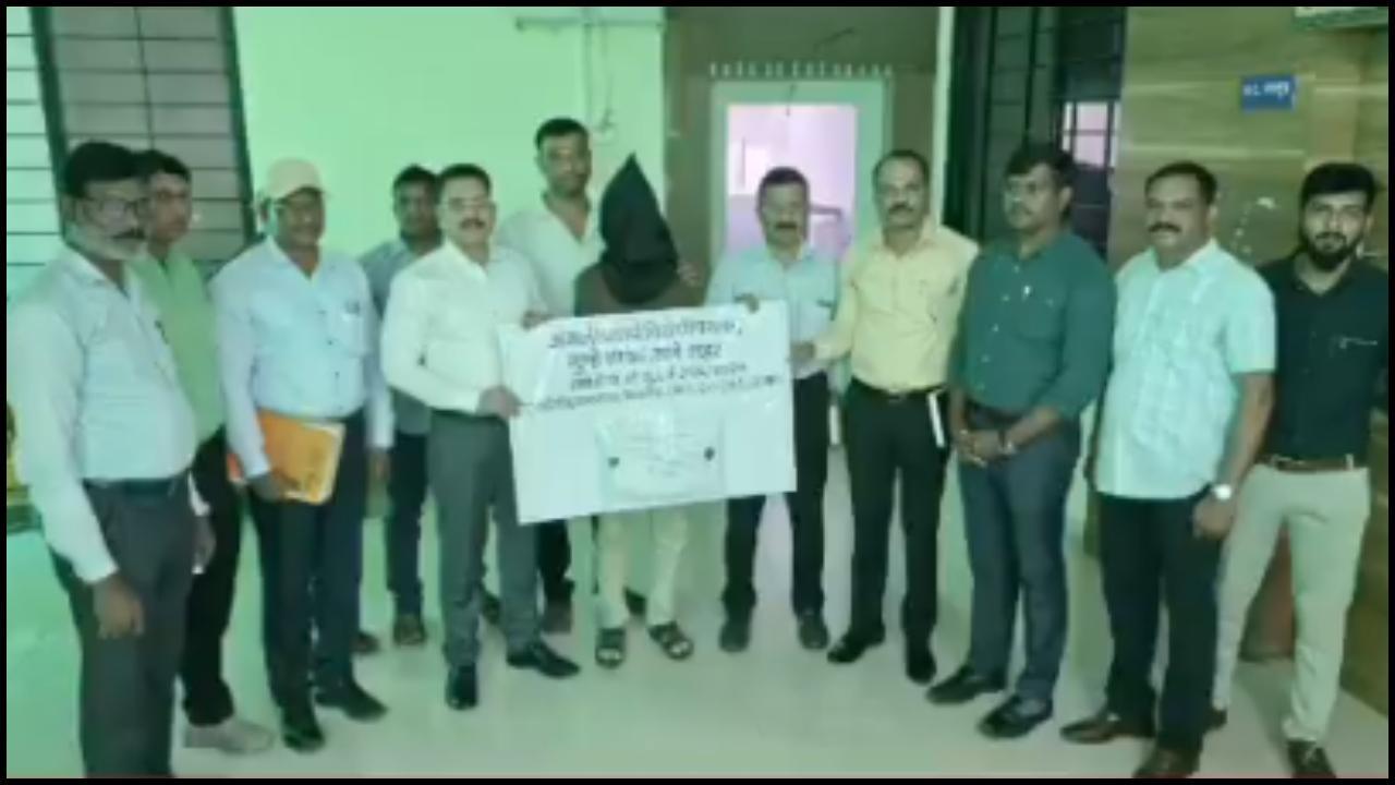 પોલીસ અને ધરપકડ કરાયેલ વ્યક્તિ (તસવીર સૌજન્ય: થાણે પોલીસ)