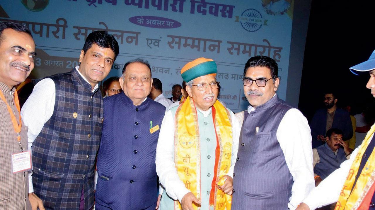 ભારતીય ઉદ્યોગ વ્યાપાર મંડળના રાષ્ટ્રીય સંમેલનમાં હાજર રહેલા (ડાબેથી) ગ્રોમાના ઉપાધ્યક્ષ અમૃતલાલ જૈન, ફામના જિતેન્દ્ર શાહ, ગ્રોમાના અધ્યક્ષ ભીમજી ભાનુશાલી, કેન્દ્રીય પ્રધાન અર્જુન રામ મેઘવાલ અને રાષ્ટ્રીય વ્યાપારી કલ્યાણ બોર્ડના સભ્ય સતીશ ચૌહાણ.