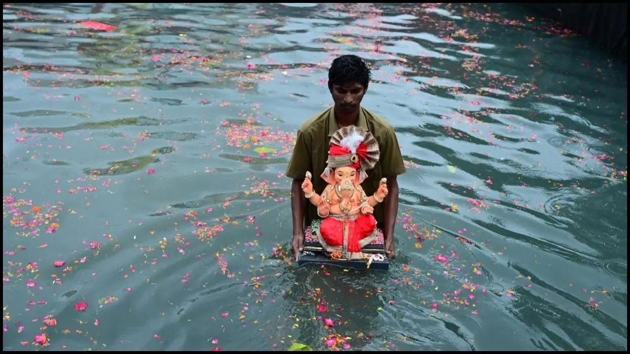 મુંબઈમાં દોઢ દિવસના ગણપતિ વિસર્જન દરમિયાન ભક્તોએ આપી બાપ્પાને ભાવુક વિદાય
