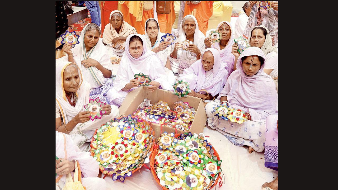 વૃંદાવનના મા શારદા આશ્રમની બહેનો