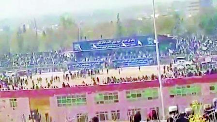 અફઘાનિસ્તાનમાં મંગળવારે તાલિબાને ખોસ્ત શહેરમાં એક પરિવારના ૧૩ સભ્યોની હત્યાના આરોપમાં મંગાલ ખાન નામના અપરાધીને જાહેરમાં મૃત્યુદંડની સજા આપી હતી