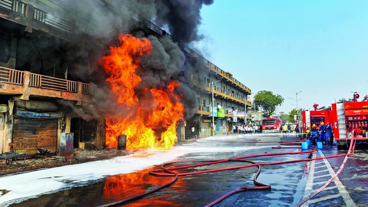 અમદાવાદના વિરાટનગરમાં લાગેલી આગને બુઝાવી રહેલા ફાયર-બ્રિગેડના જવાનો.